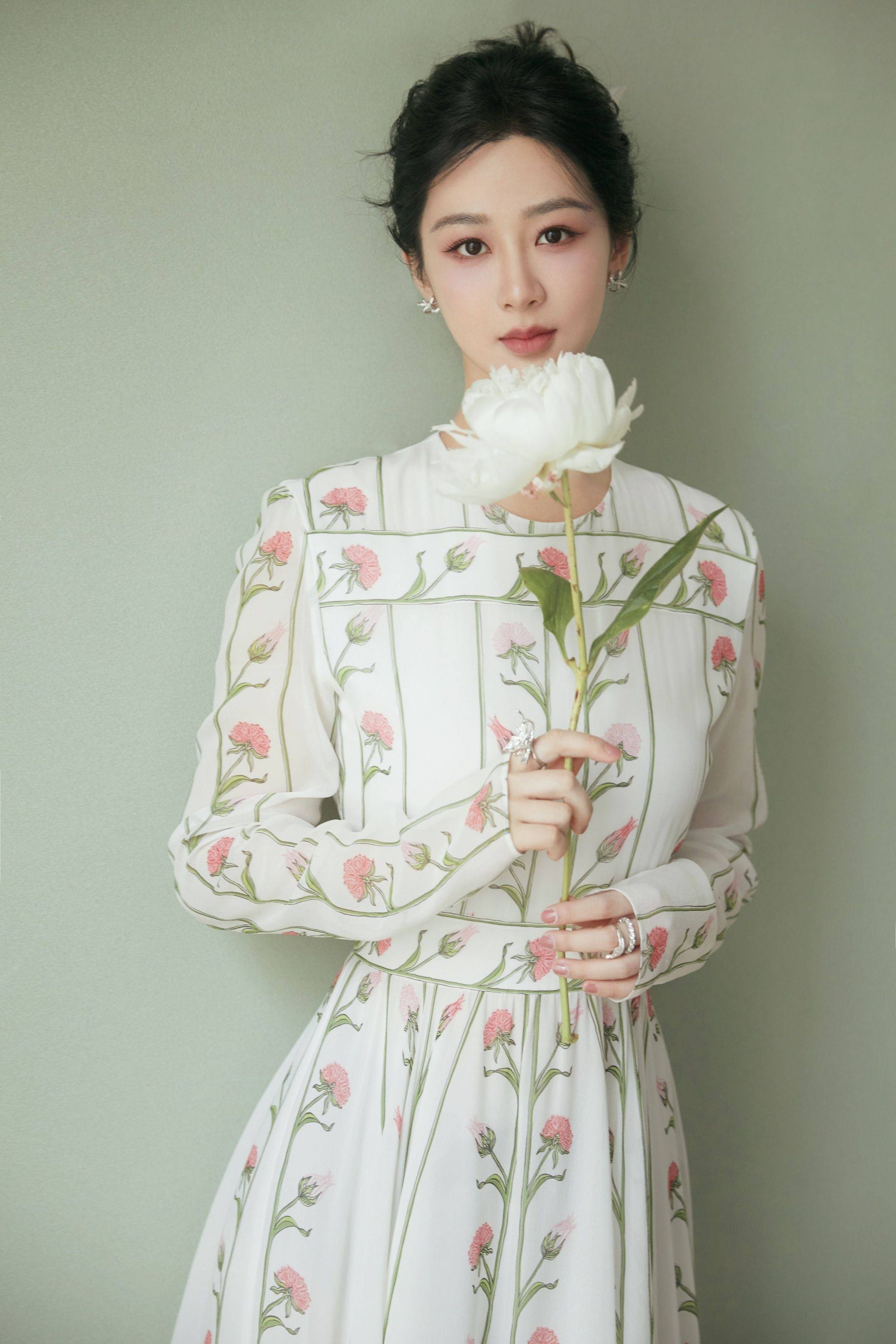 杨紫花朵连衣裙优雅时尚写真_装饰_的设计_裙子