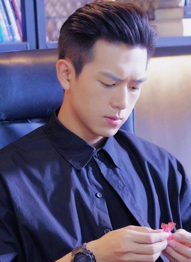 第十二部《中国机长》电影配角李现在剧中饰演管制中心管制员罗小霖
