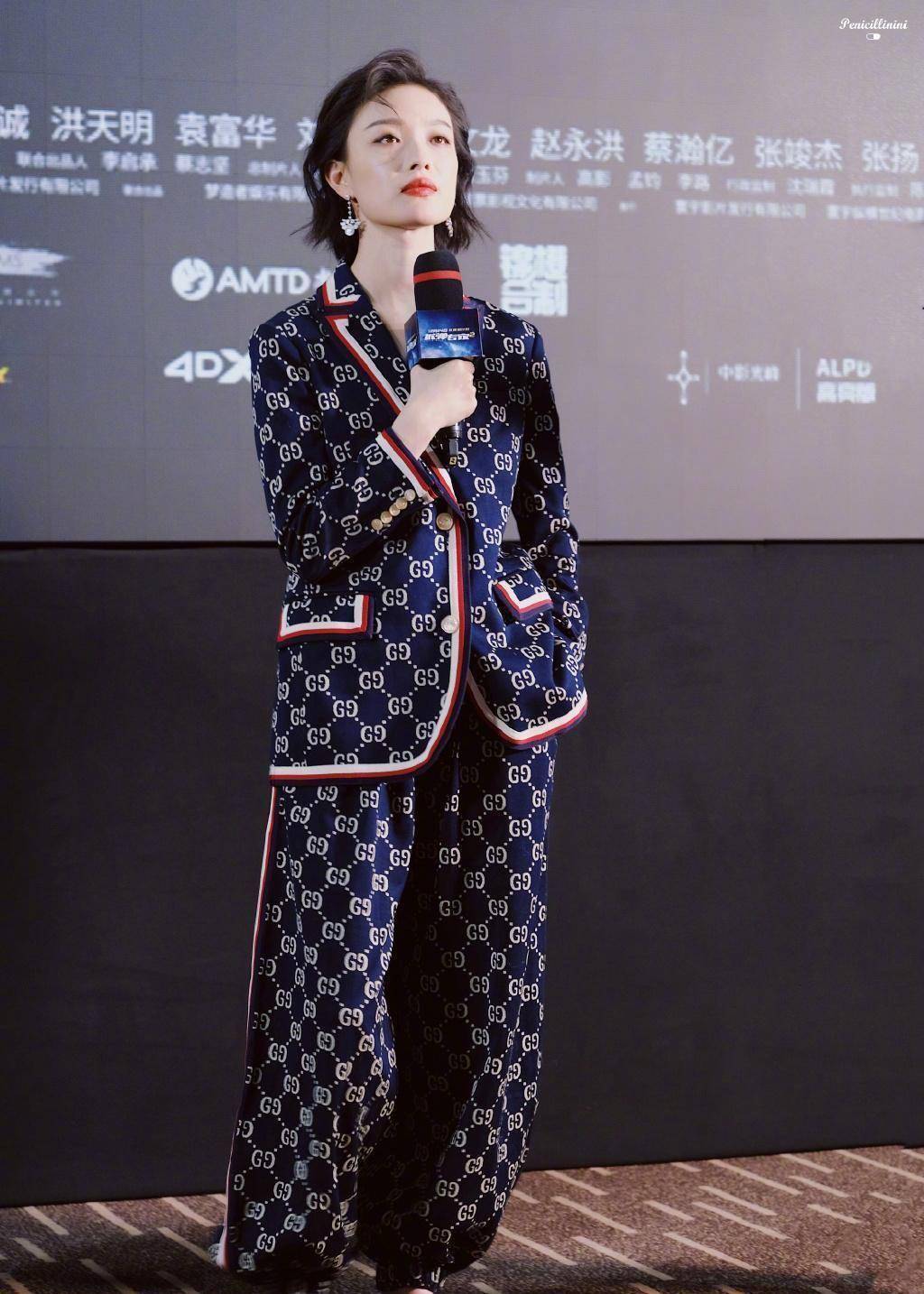 倪妮真是"行走的香奈儿",穿睡衣短发亮相,配拖鞋慵懒又随性_造型_时尚