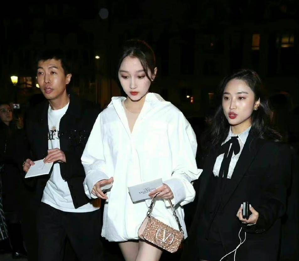 巴黎走秀:关晓彤下半身不见了,大表哥刘雯瘦了,超模捂胳膊惹争议_时装