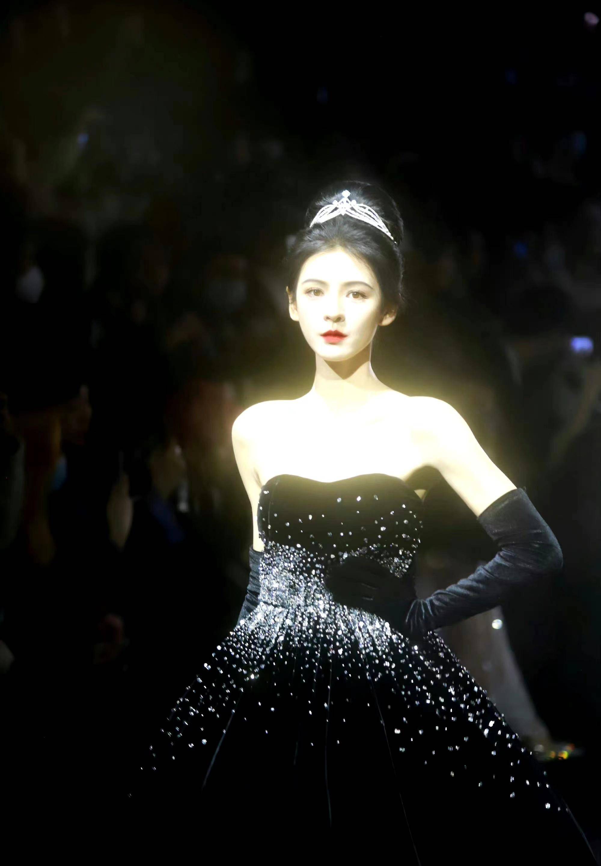 张予曦走上海时装周走秀,身着黑钻抹身材长裙,头戴皇冠,优雅迷人!