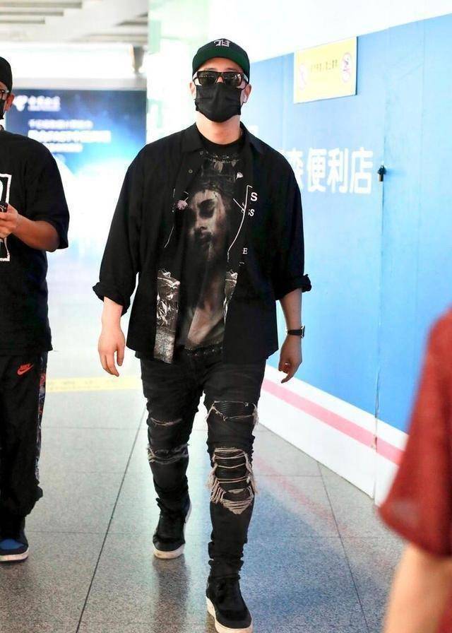 近看搭配没多大问题,不过潘玮柏这脸型倒像是发福了不少,即使是戴着