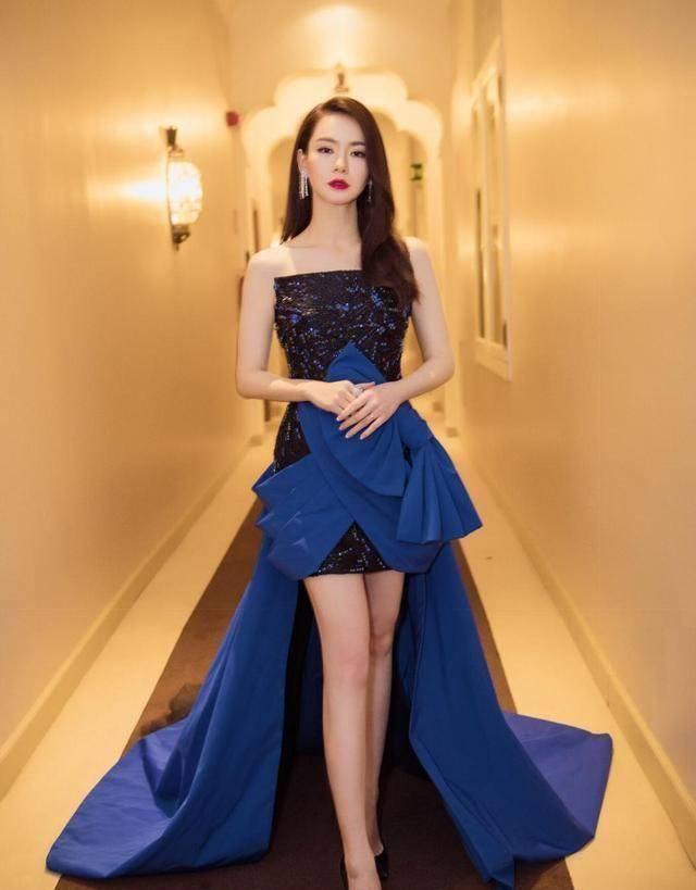戚薇活动造型真拉风,亮片裙点缀蓝色蝴蝶结,妥妥的女神范儿_外套_西服