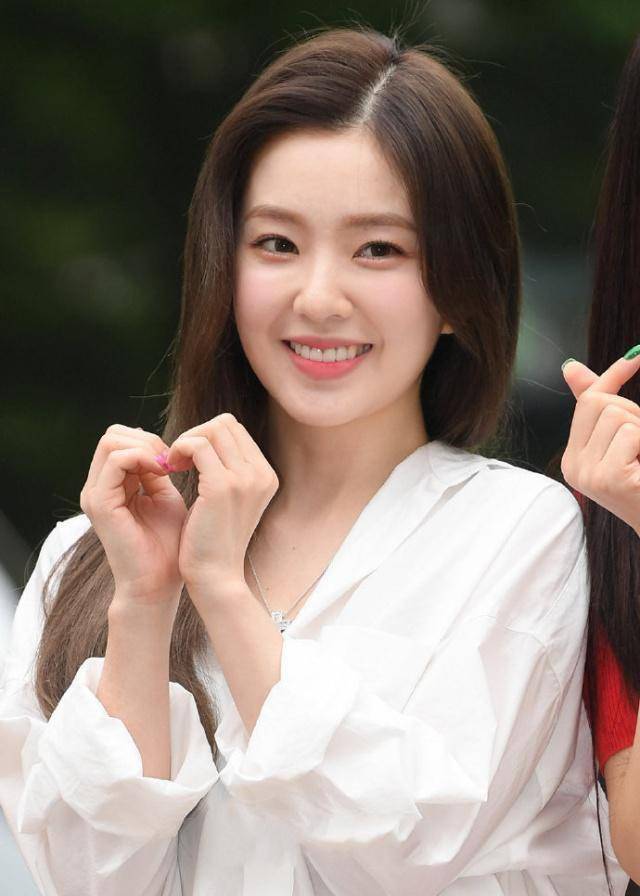 裴珠泫上班罕见穿高跟,"烂大街"衬衫牛仔裤,157cm竟穿成167cm_衣品