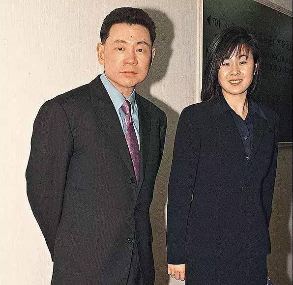 陪伴刘銮雄6年,被闺蜜吕丽君挖墙脚,她嫁给了已婚的郑裕彤长子_王颖妤