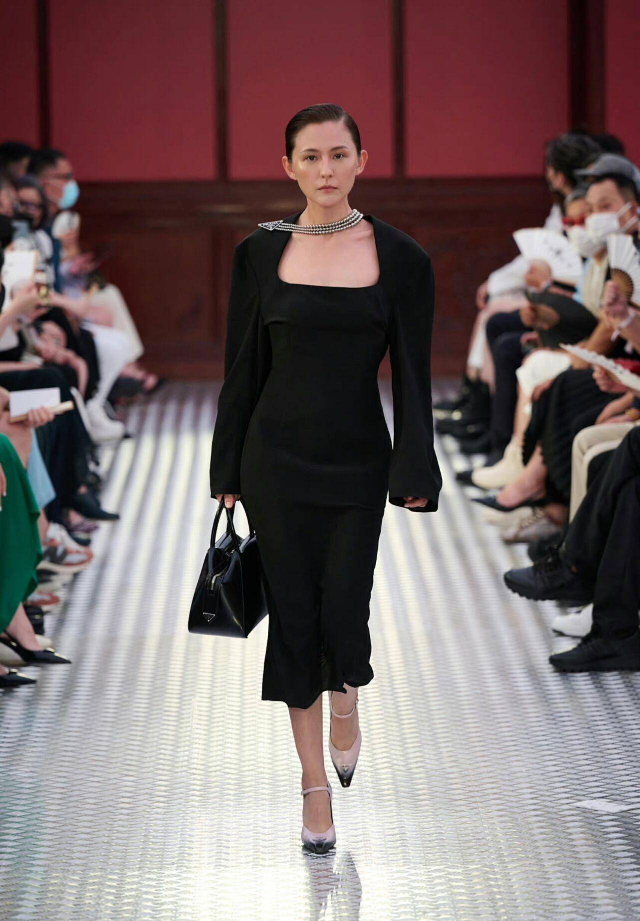 prada明星走秀引发争议,网友:脏衣服,丑发型_跑道_西方_李易峰