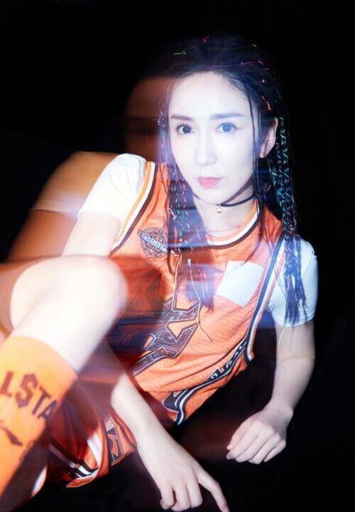 娄艺潇穿运动服扎脏辫儿 青春阳光少女感十足_娱乐_梦想_闹钟