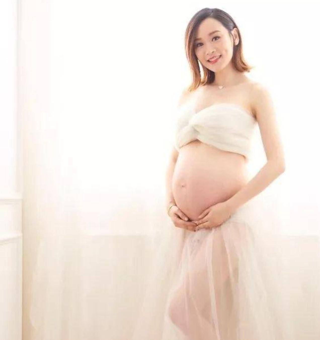 应采儿的孕肚算是非常大的了,但是老公陪伴在身边,相信任何的痛苦都不