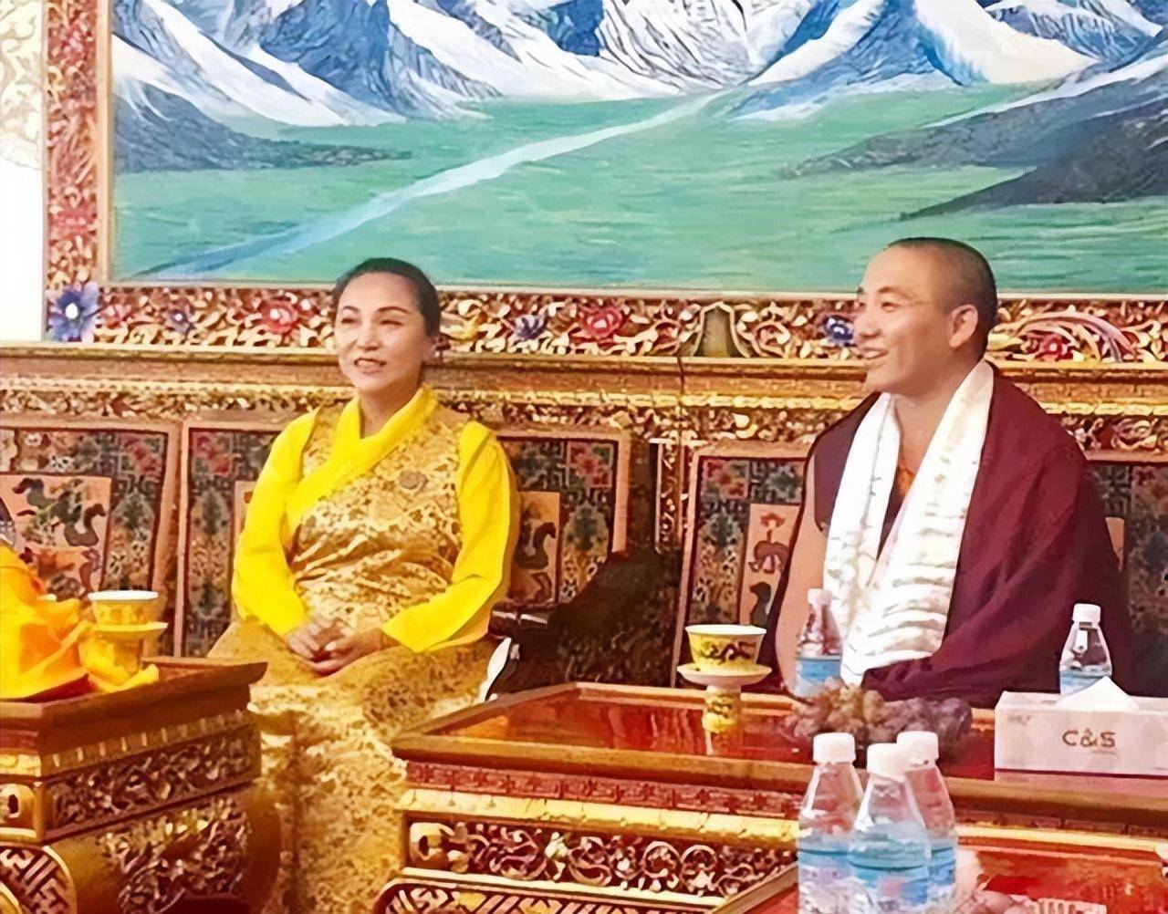 在学校的选择方面,一开始,仁吉旺姆在美国布鲁克林区的中学念书,后来