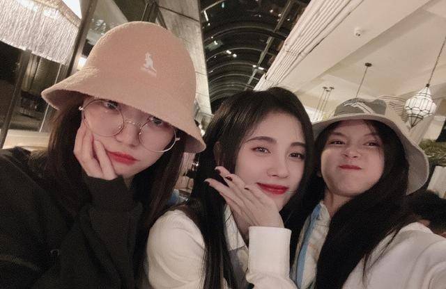 前队友晒与鞠婧祎合影,谁注意鞠婧祎手的位置,关系好坏一目了然