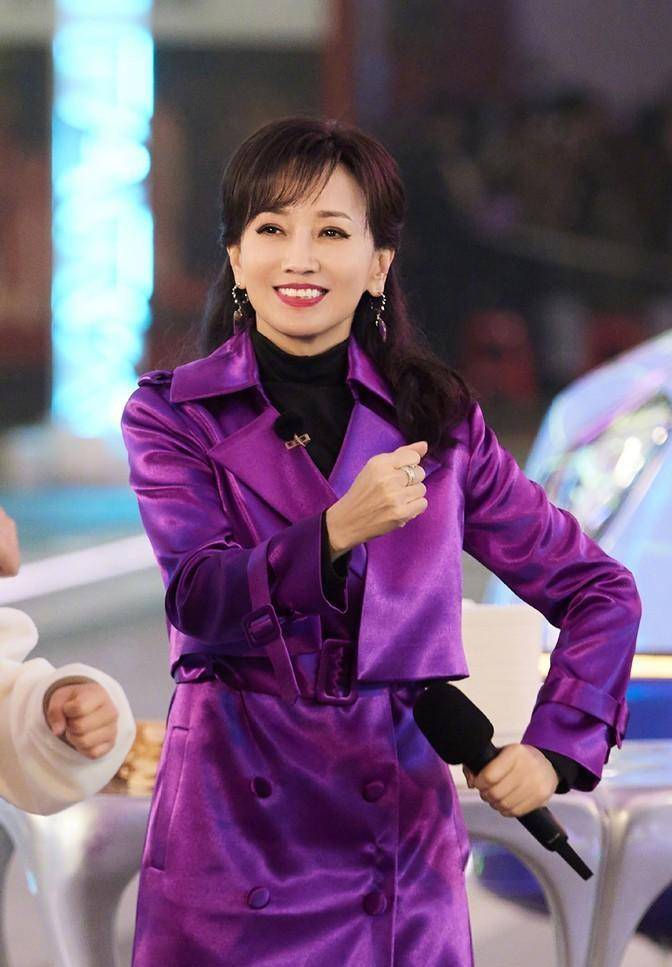 款式看似比较简单,没有太多花里胡哨的东西,但穿在这个快70岁的老女人