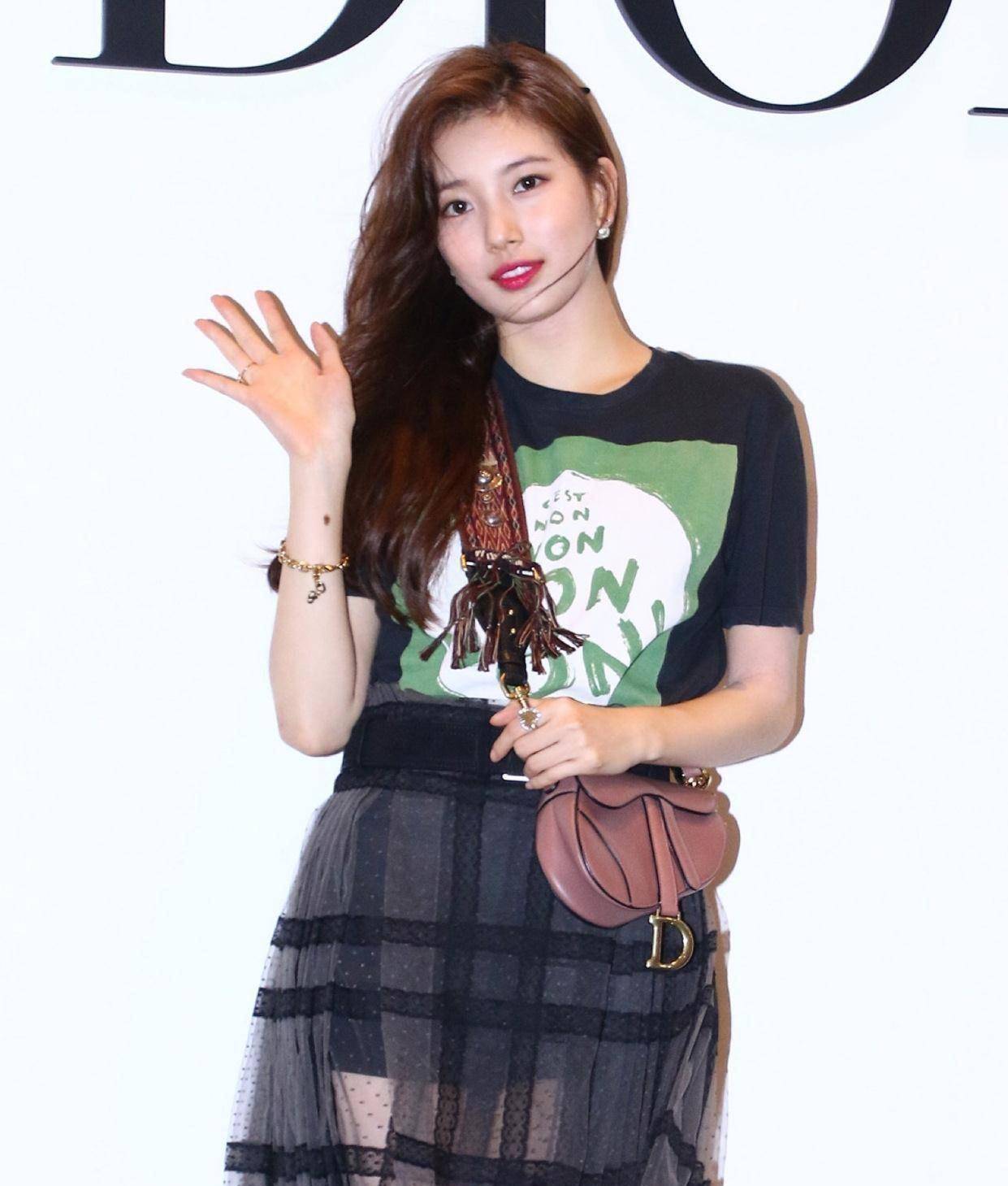 裴秀智太聪明,用t恤来配约会裙,简约又甜美,真有少女感_女生_整体