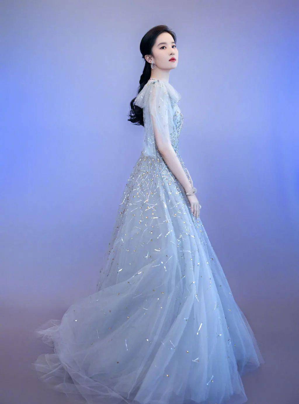 刘亦菲侧身照美上热搜!身材简直太好了_天仙_瑜伽_手臂