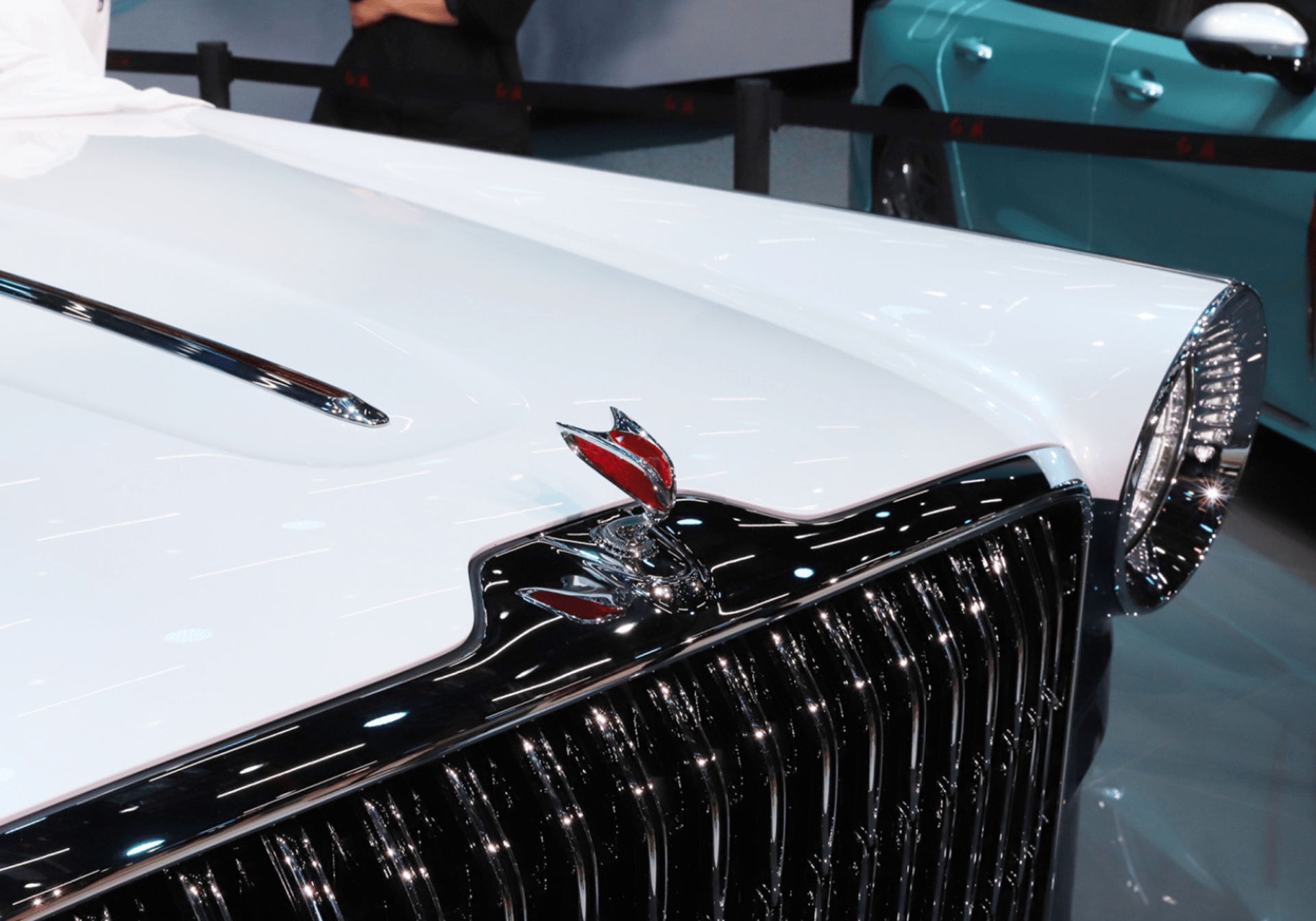 67红旗"劳斯莱斯"实车曝光,配升降车标,复古圆形环状大灯,真帅_搜狐