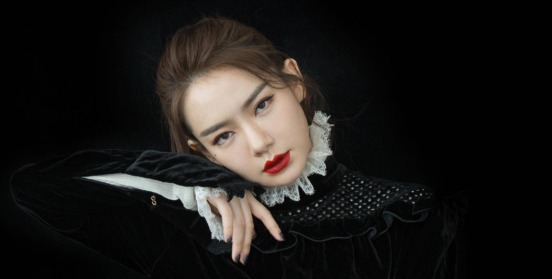 有一阵一天到晚被传婚变,戚薇呢,正好相反,从小就不是啥乖乖女,大学