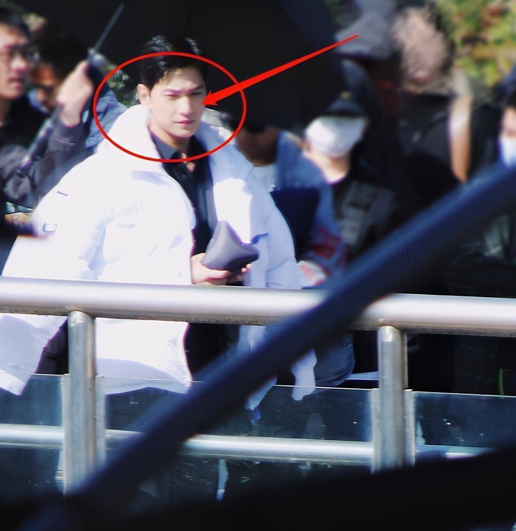 当天是一个很晴朗的天气,可以看到杨洋全程都时尚在阳光下,助理在后面