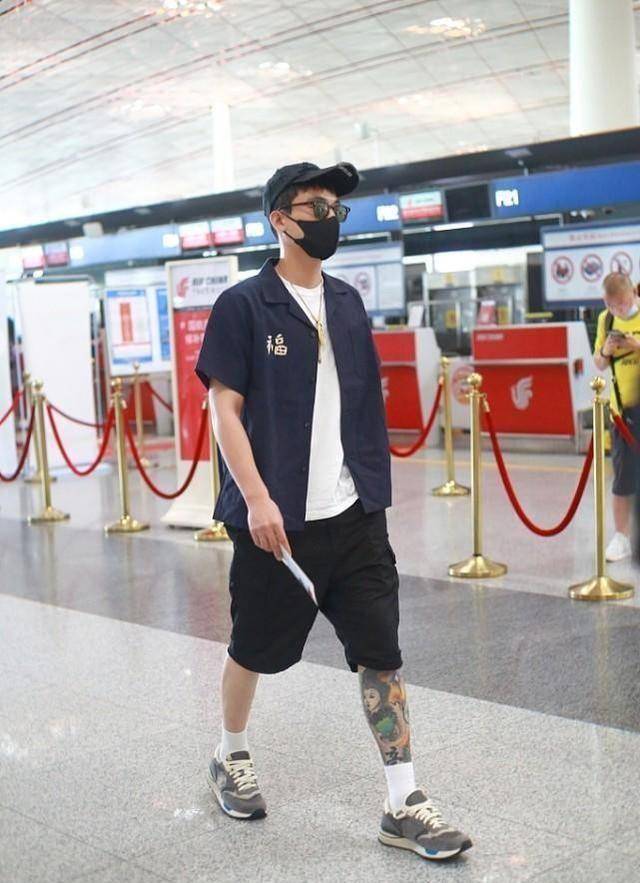 欧豪穿背带裤有点显矮,但是搭配白色短袖有点妙,竟然有种反差萌_时尚