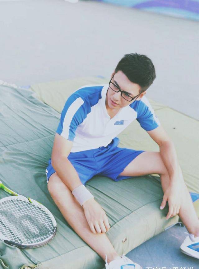 清秀俊朗还大长腿,这位85后帅哥演员,简直就是童话里王子的样子_李鹤