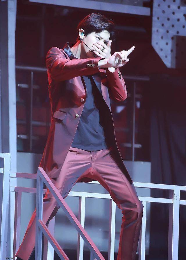 朴灿烈粉色头发搭配黑色西装出镜,萌萌的男孩子穿上西装如此可爱_颜色