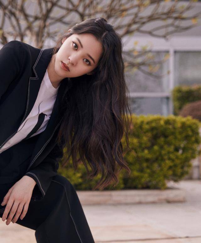 欧阳娜娜和关晓彤走红毯,一个优雅像公主,一个大气又时髦_体态_红色