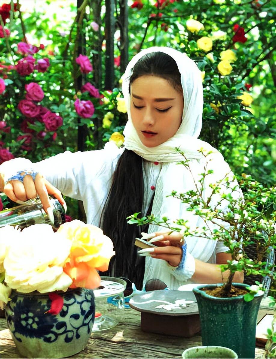 64岁的杨丽萍,怎么突然翻车了?_舞蹈_人们_体重