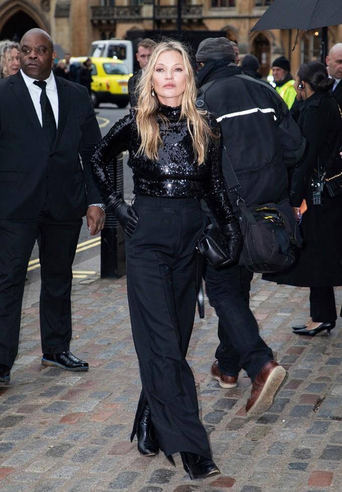 高手套和皮手套使这套衣服看起来非常迷人.