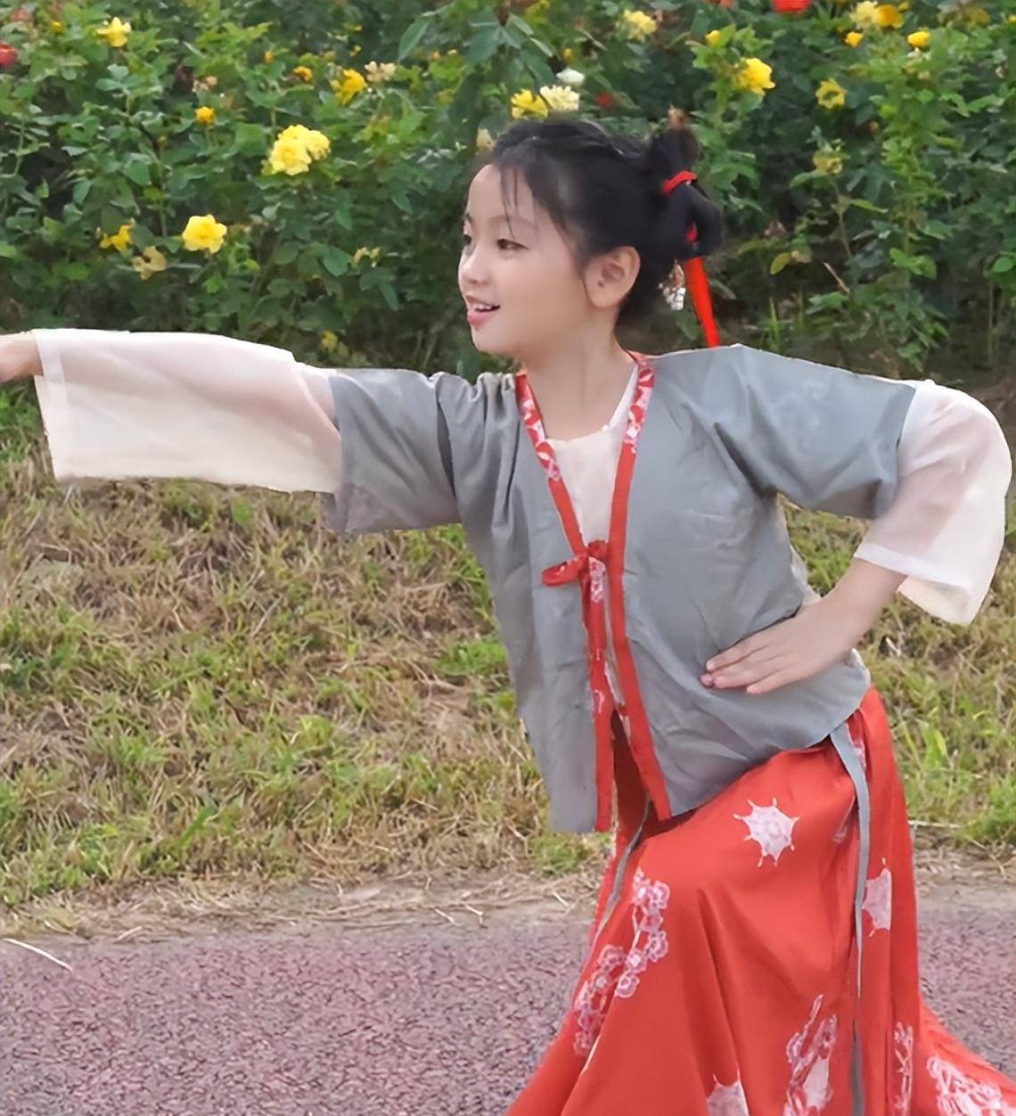 三,四"打自己,对着镜头总是笑眯眯的,俏皮俏皮,一副古装大小姐的样子