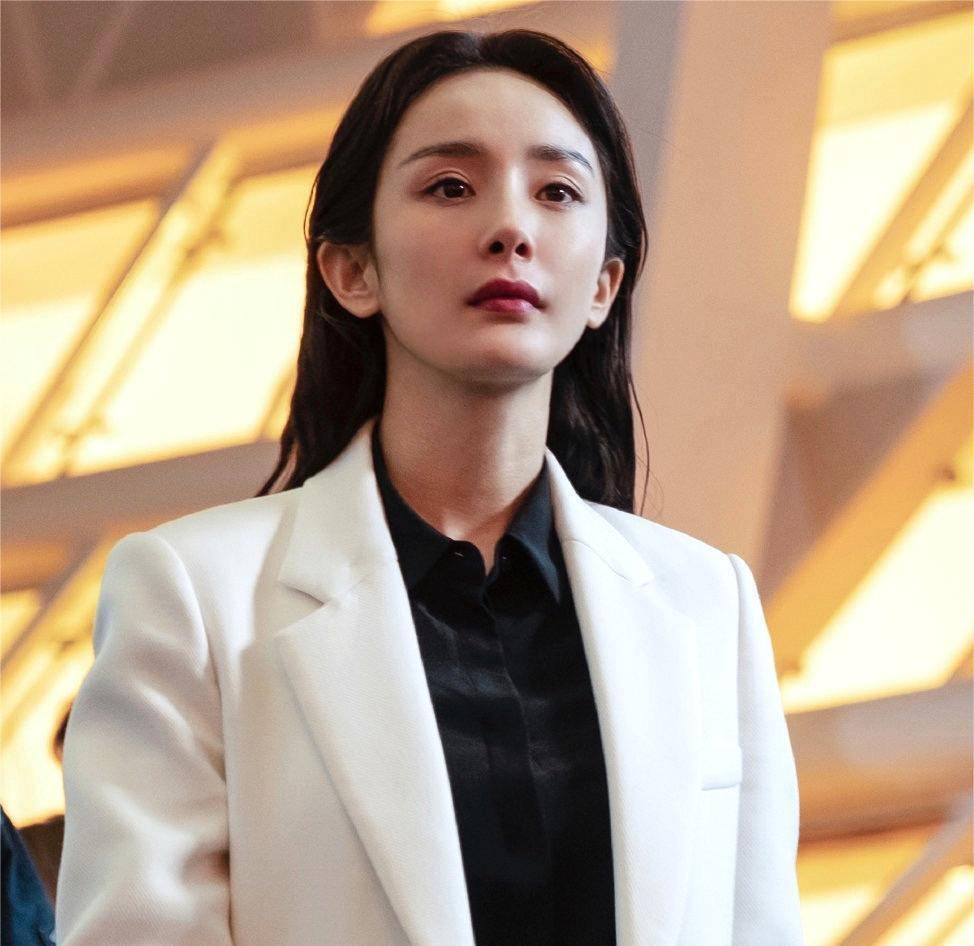 尤其是这部,于2021年春节档上映,由路阳执导,雷佳音,杨幂,董子健