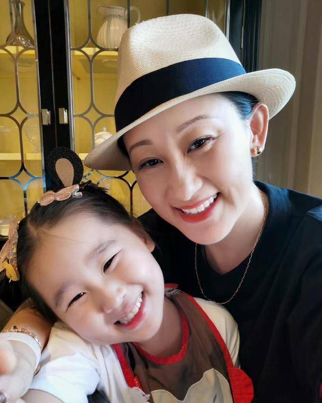 赵文卓晒一家五口背影,15岁女儿身材比母亲还纤细_赵子龙_儿子_孩子