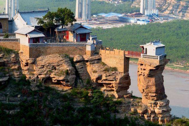 素有陕北"小蓬莱"之称的佳县香炉寺,景观波澜壮阔,险峻奇特_黄河_东山