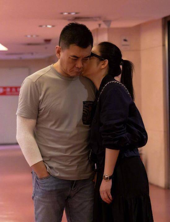 秦海璐与丈夫甜蜜牵手走机场,41岁黑色裙装气质依然出众_王新军_整体