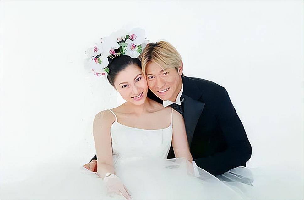 结婚照这回喻可欣,甚至没资格再自称为"刘夫人".