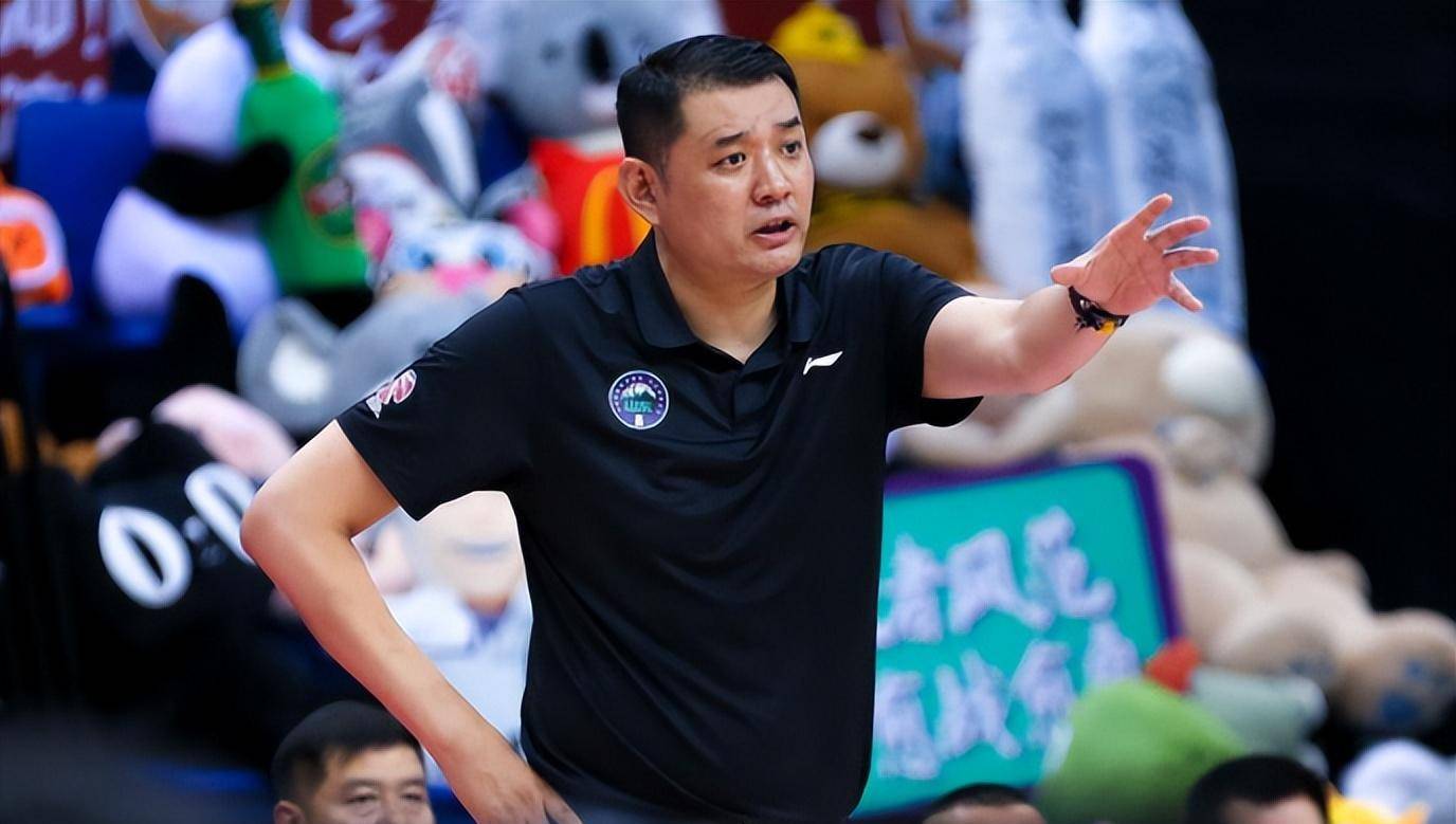 卫冕冠军加盟巩晓彬推荐的山东男篮,重回cba赛场_杨越_进行_丁伟