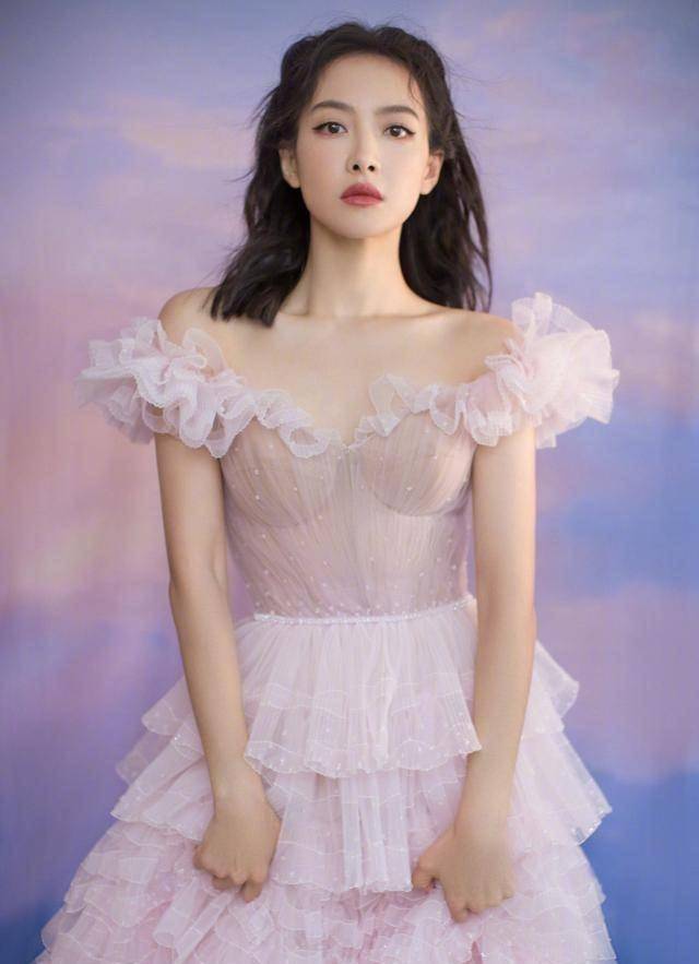 入围"观众喜爱的女演员"的有:赵丽颖,宋茜,谭松韵,杨幂,孙俪,虞书欣.