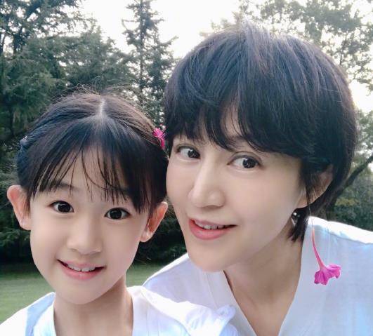 陆毅发文为女儿庆生,贝儿嘟嘴卖萌可爱值爆表,颜值和妈妈有一拼_鲍蕾