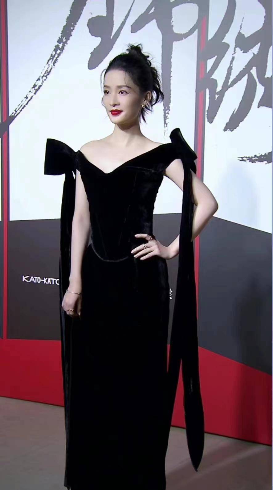 李沁红毯新造型美出圈,一袭黑色蝴蝶结飘带丝绒长裙,高贵优雅_裙子