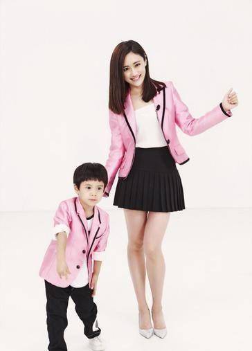 人人认识的刘芸,却遭遇两次辟腿,嫁大18岁郑钧,一家三口好幸福_黄晓明