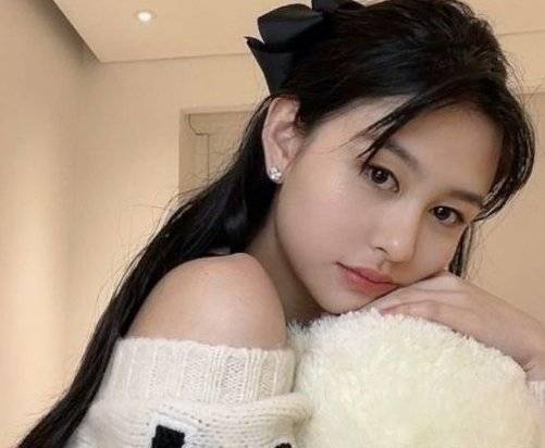 邱淑贞女儿晒生活近照,穿背带裙,才22岁曲线感跟妈不分伯仲,你怎么看?