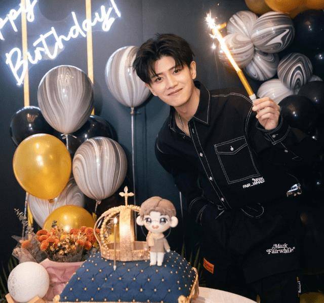任嘉伦喜迎32岁生日,圈内人刷屏送祝福,这排面尽显人缘好坏_明星_何炅