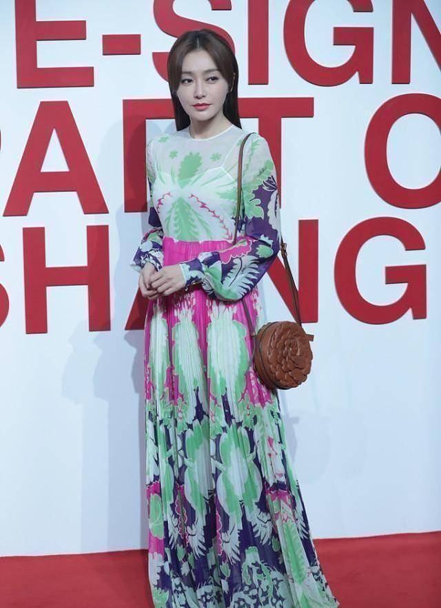 秦岚的年龄真是个迷,穿印花吊带裙轻柔甜美,短发看着帅气不少_服装