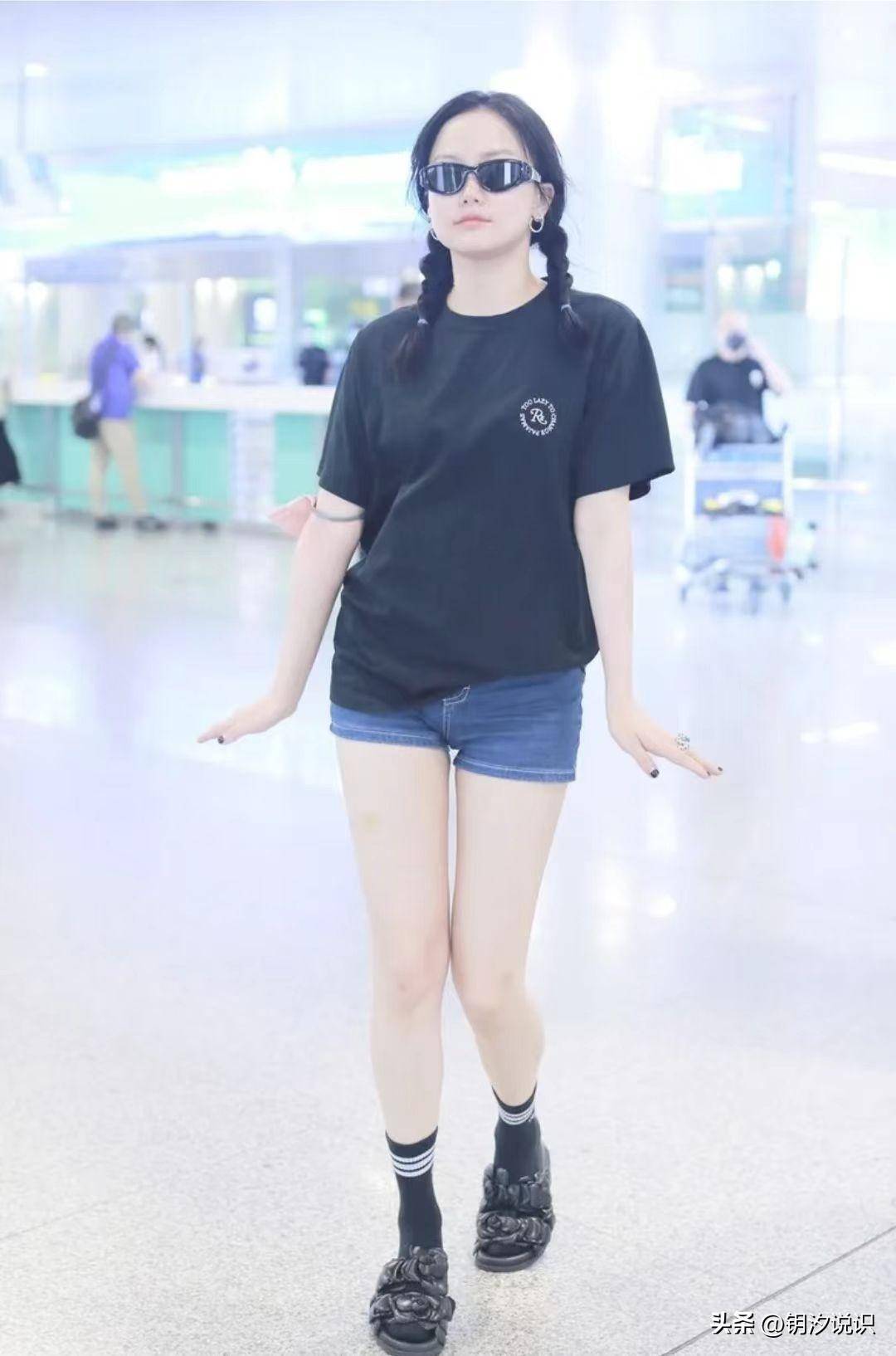 黄龄的时尚穿搭,蓝色牛仔裤搭配黑色凉拖,简约大方又不失品味_颜色