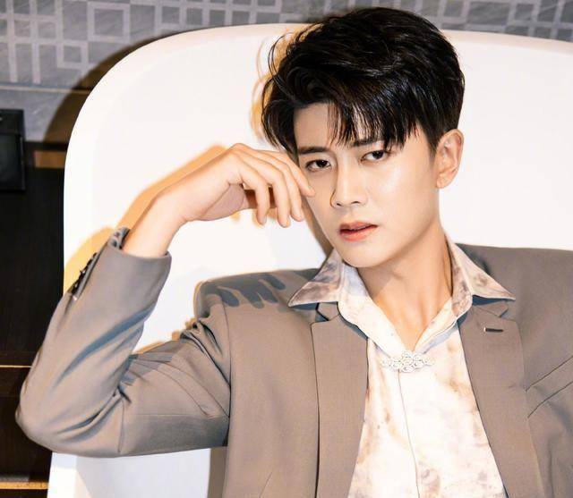 任嘉伦被人夸,第一反应是害羞,接着是接受赞美_时候_明星_样子