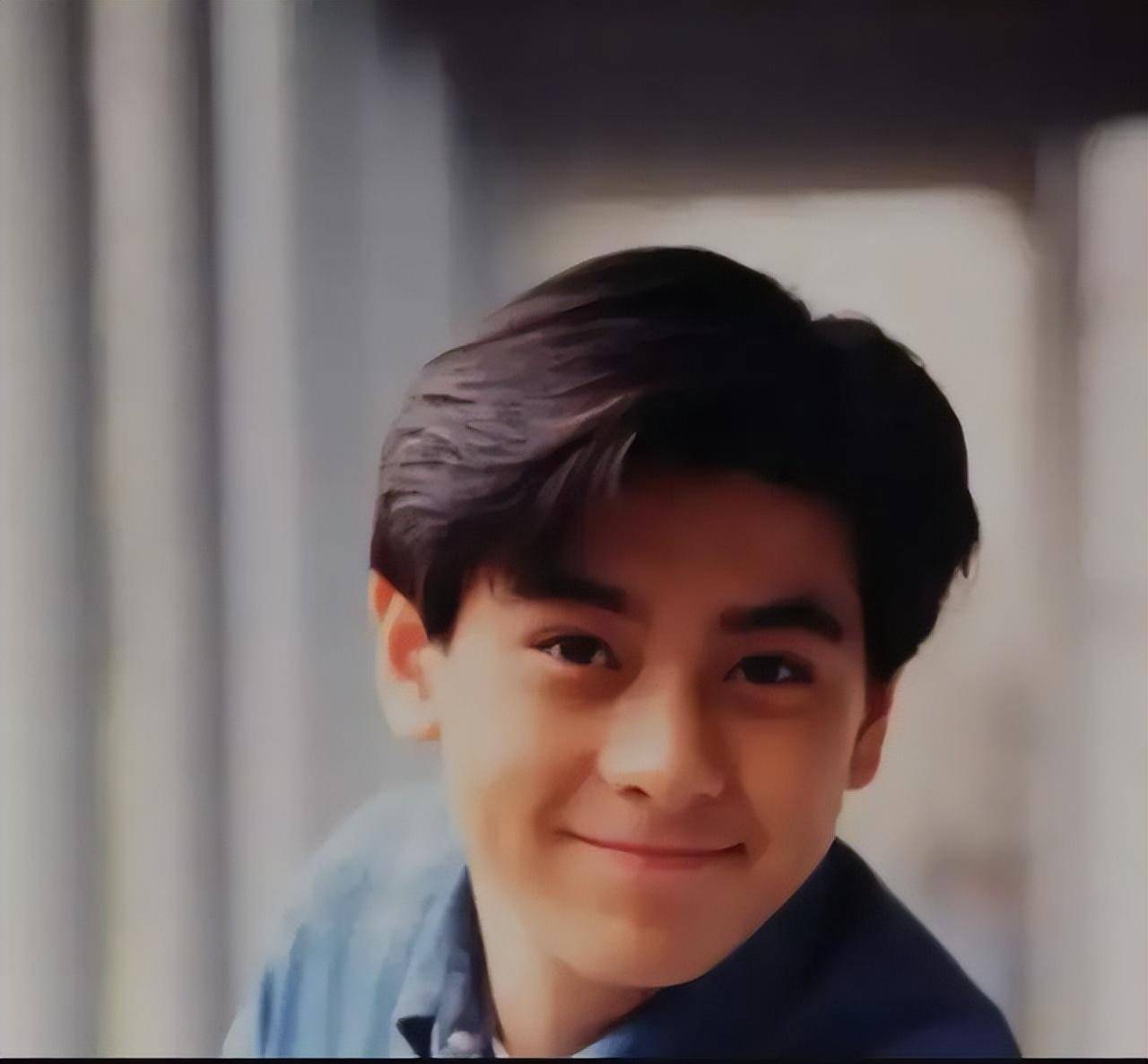 年轻的时候,林志颖长得真的十分帅气,棱角分明的脸庞,眼里闪烁着星辰