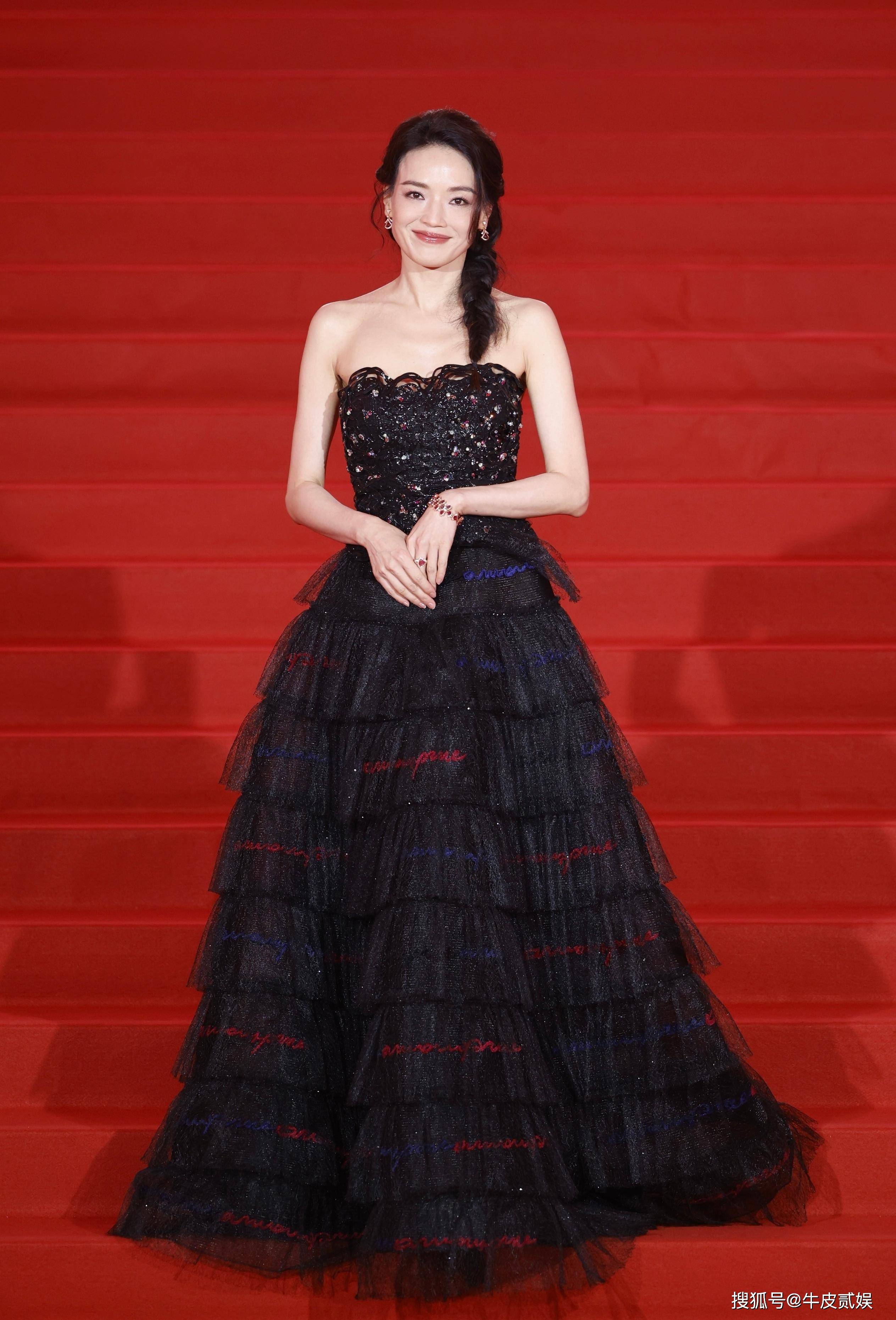 "大秀春光"还不害臊,杨颖挤不进的红毯,她却深v露背艳压全场_倪妮