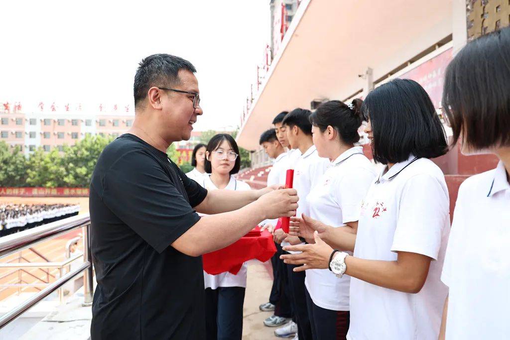 衡水二中举行升国旗仪式暨优秀生表彰大会_邹涛_国歌_奖品