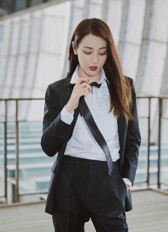 热巴帅起来就没男生啥事了,扯领带的动作真撩,粉丝:自组cp吧_造型_魅