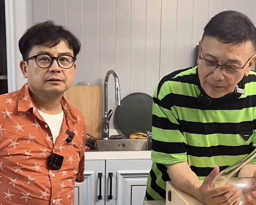 周星驰黄金配角和张智霖大叔在一起,曹查理洗了把汗,疑似生病了_一山