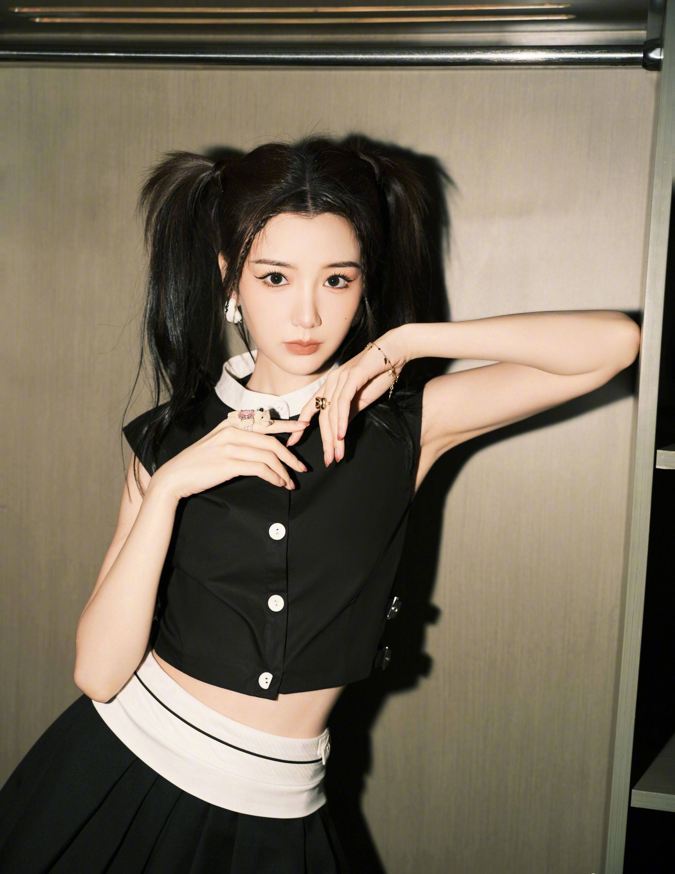 毛晓彤黑色短裙双马尾性感美腿性感写真_网友_妹子_气质