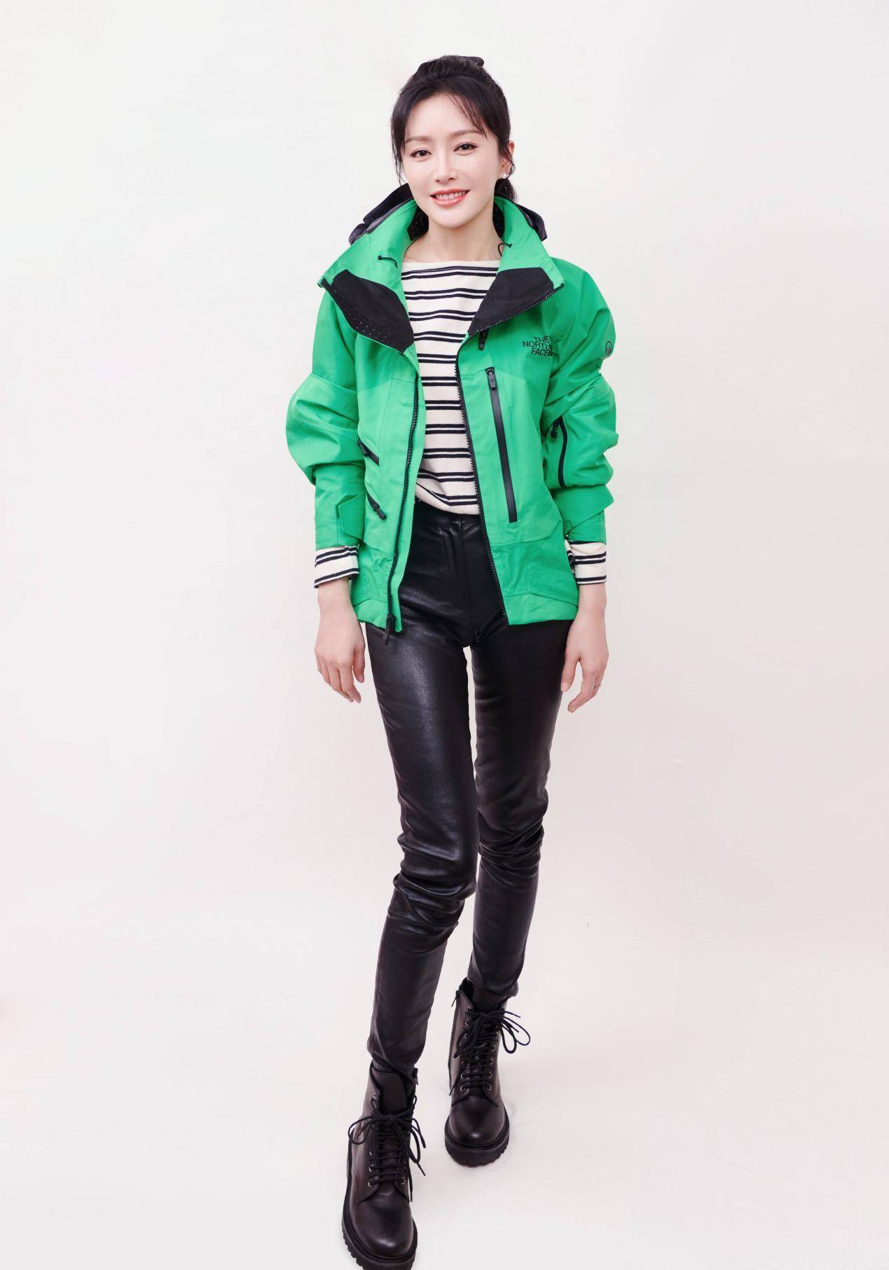 秦岚被应采儿带沟里,好好的淑女,穿衣时髦却无厘头扮"熊猫女"_气质_一