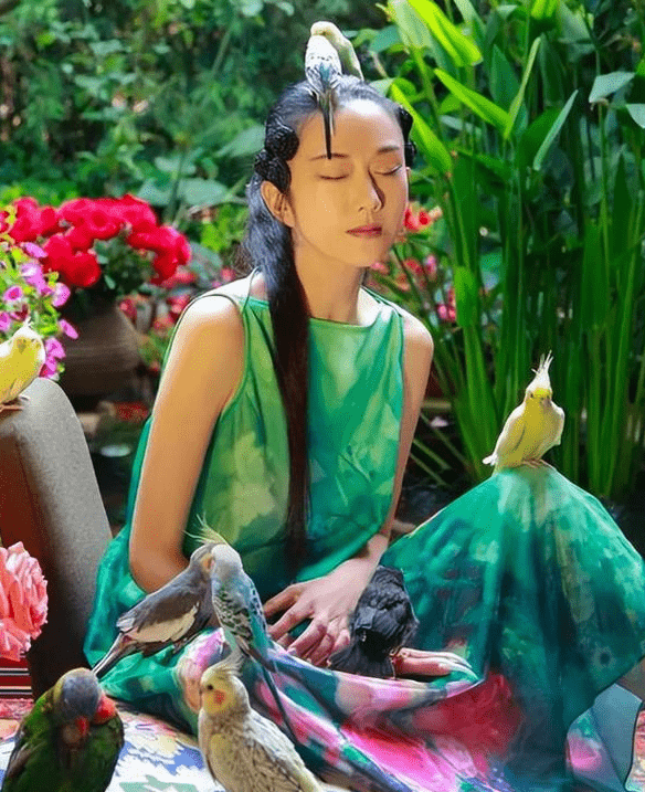 杨丽萍孔雀舞被嘲不雅,舞者赤裸紧密贴身堪比禁片,网友:难怪不婚_舞蹈